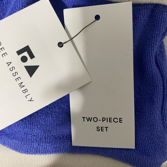 Free Assembly Two Piece Set - Picture 10 of 13